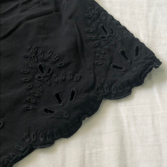 Scalloped black tank top - Picture 2 of 7